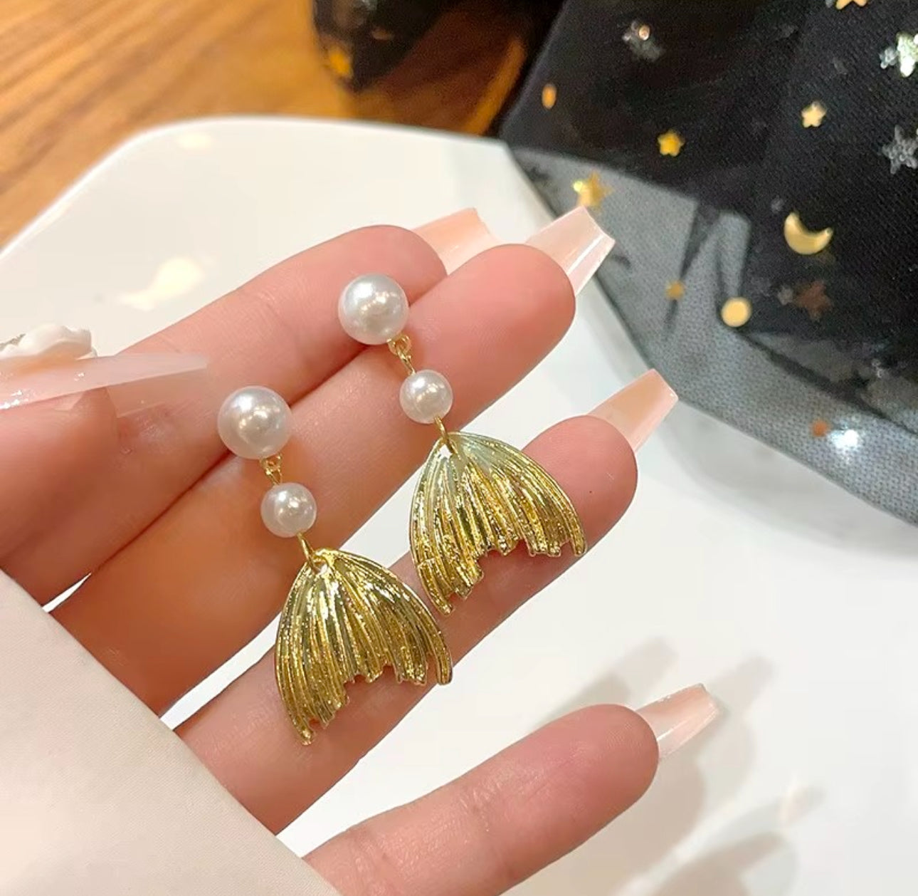 Metal pearl fishtail drop earrings