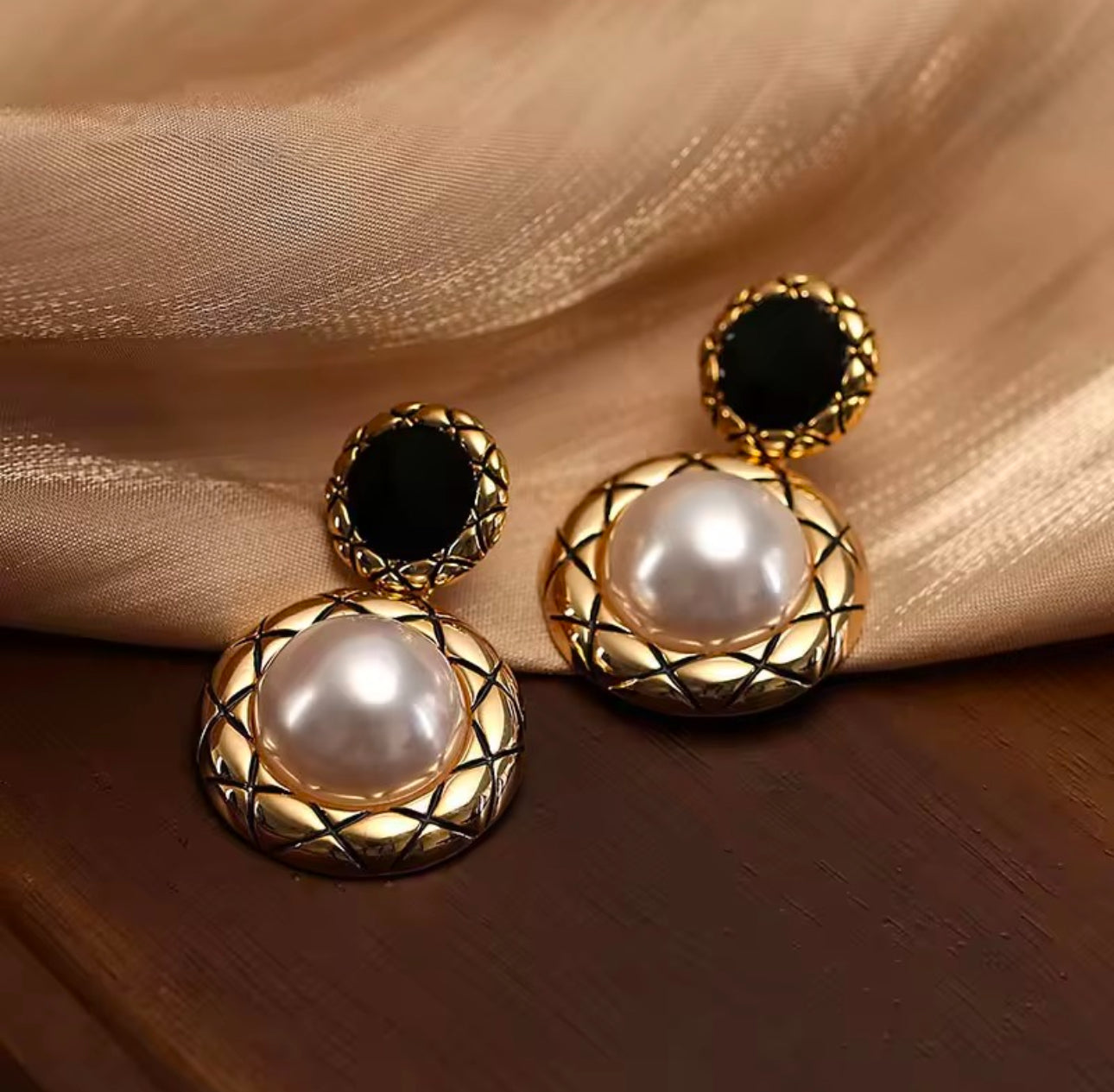 Textured round pearl drop earrings