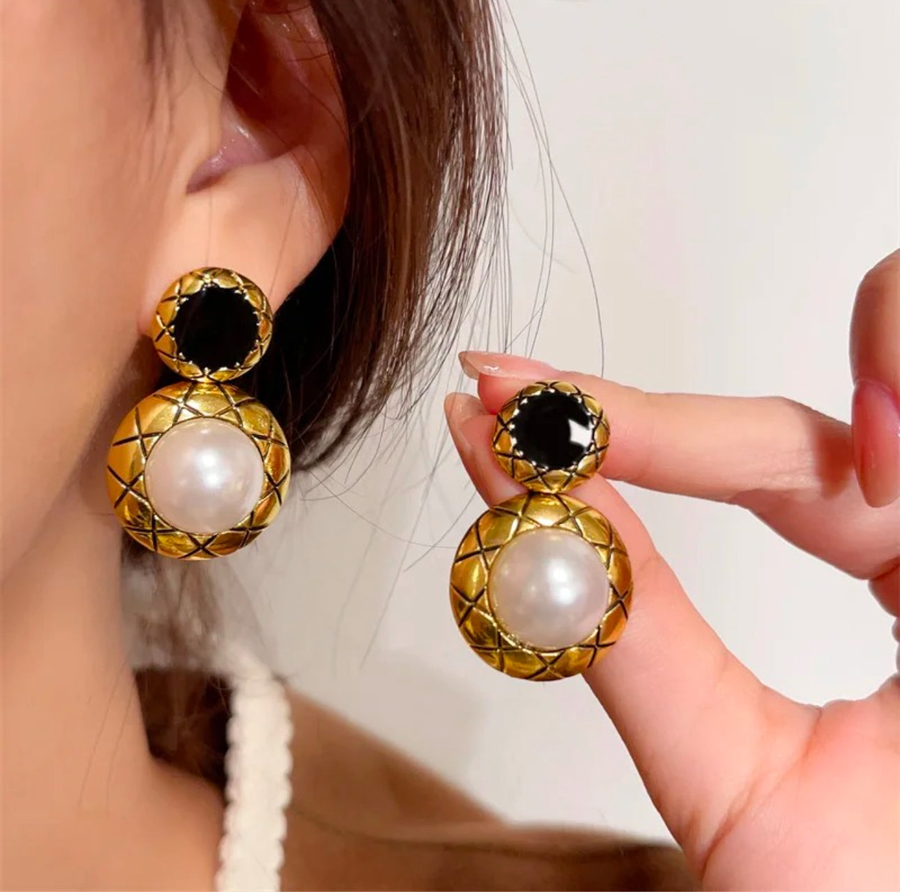 Textured round pearl drop earrings