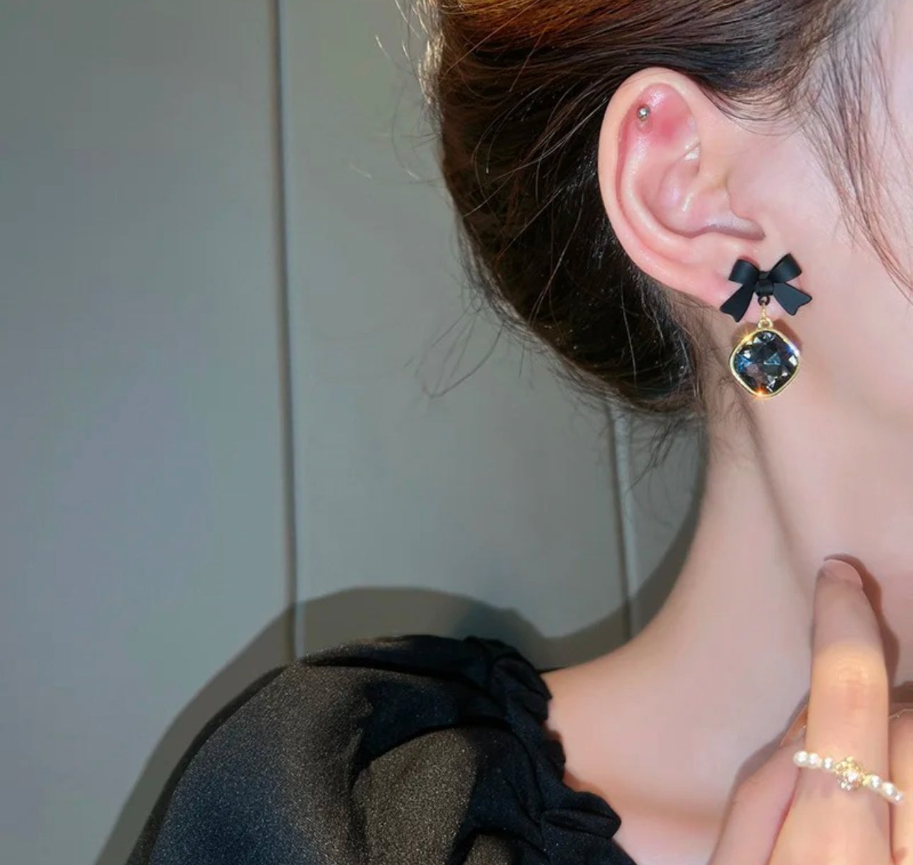 Black stone drop bow earrings