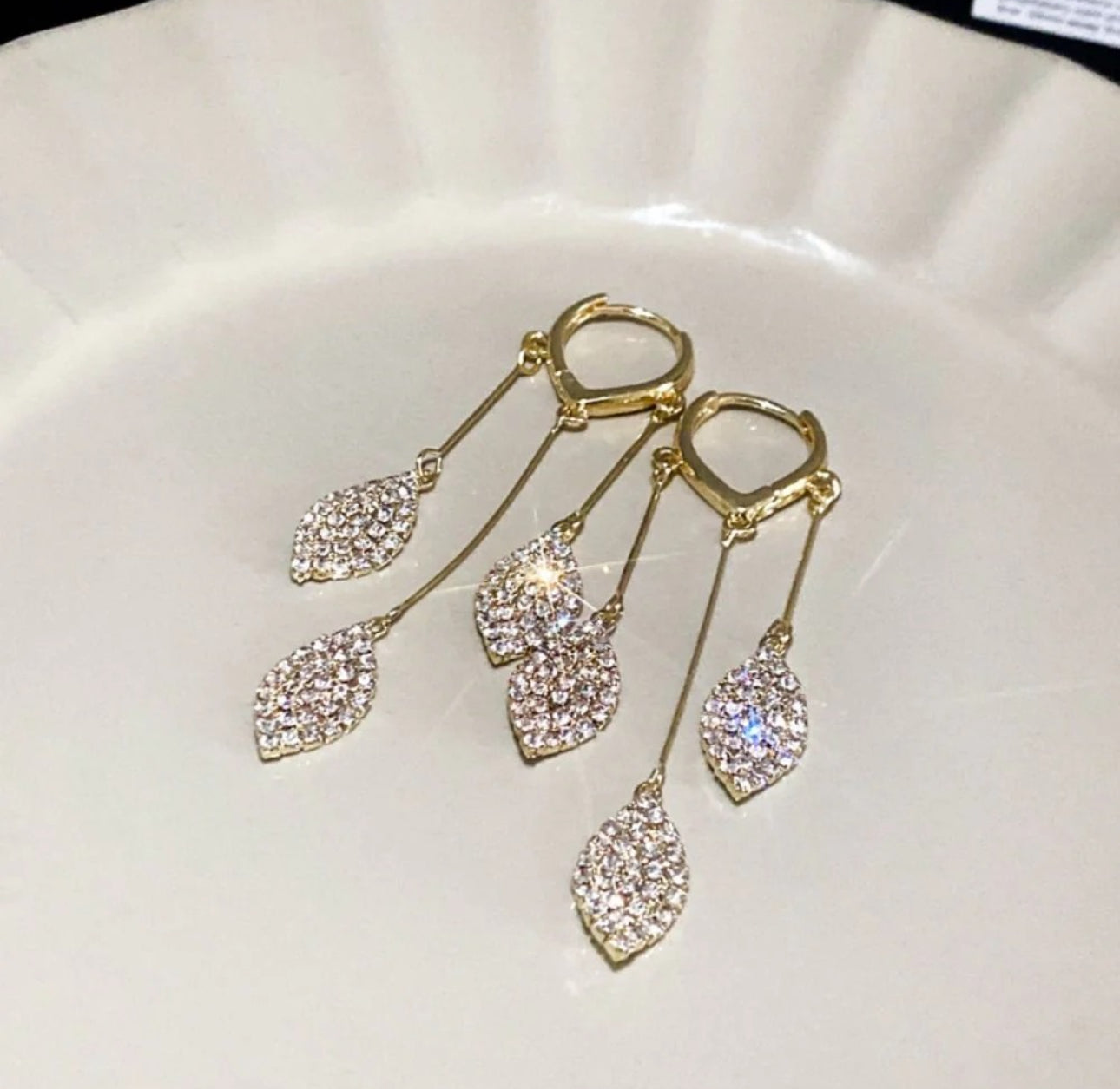Three stone leafs huggie earrings