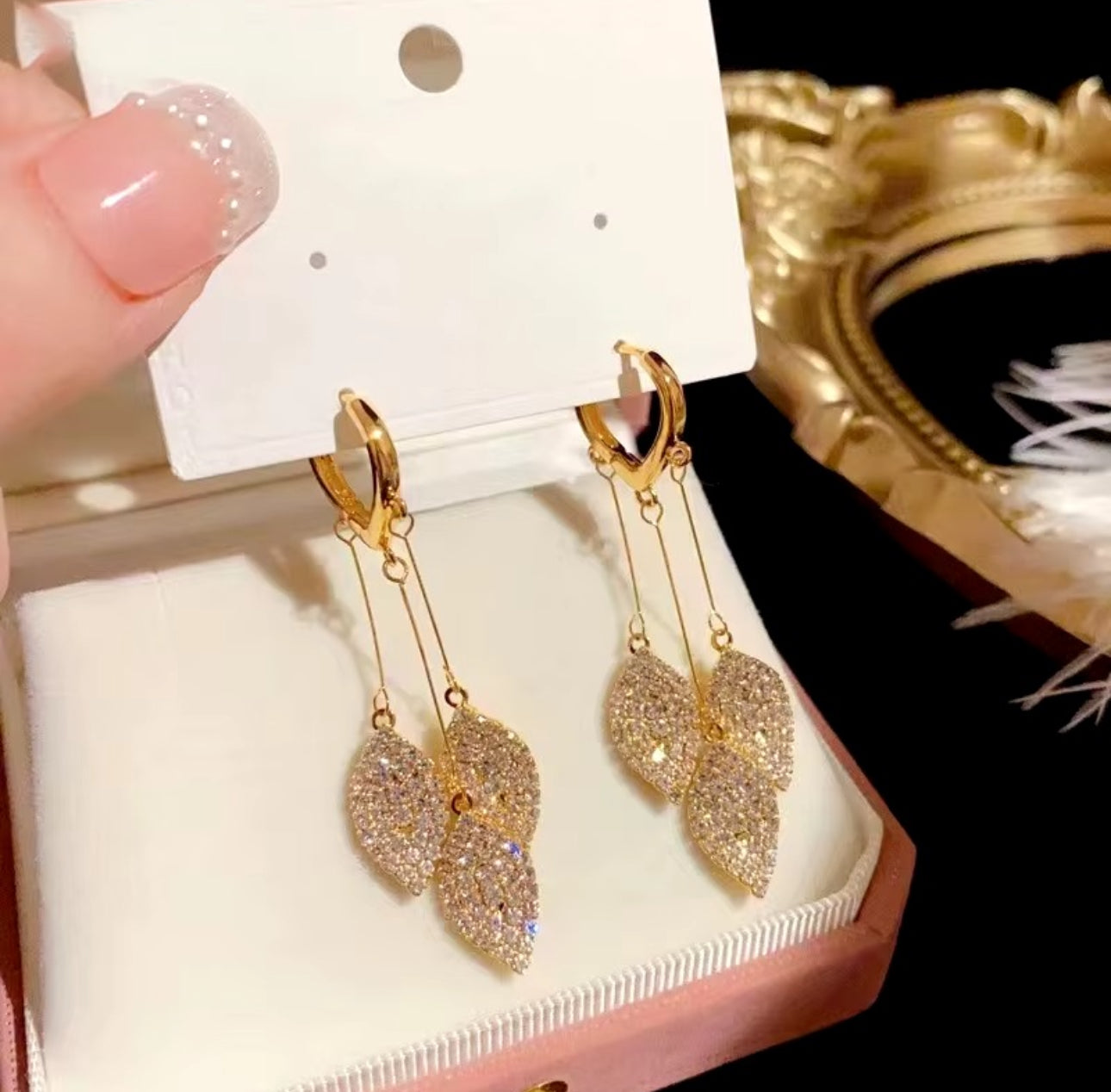 Three stone leafs huggie earrings