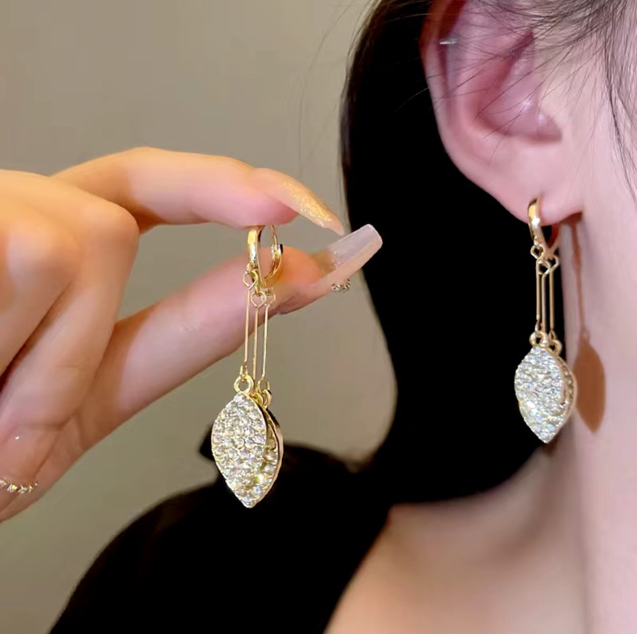 Three stone leafs huggie earrings