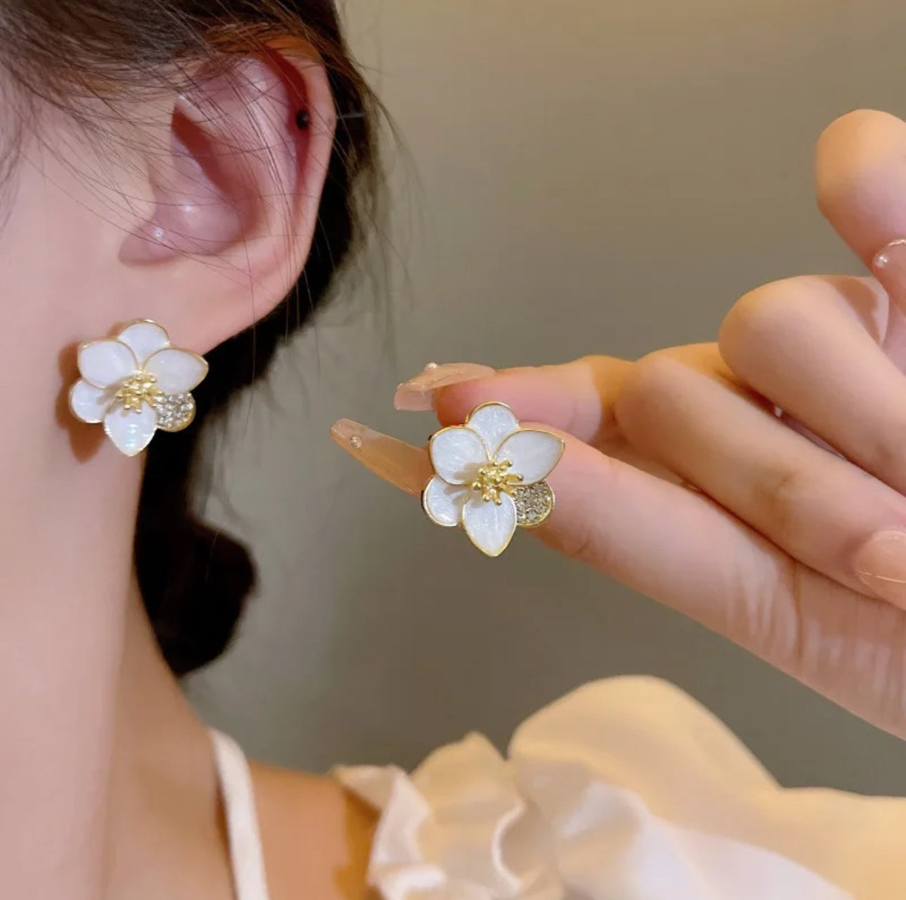 Korean white flower stud earrings