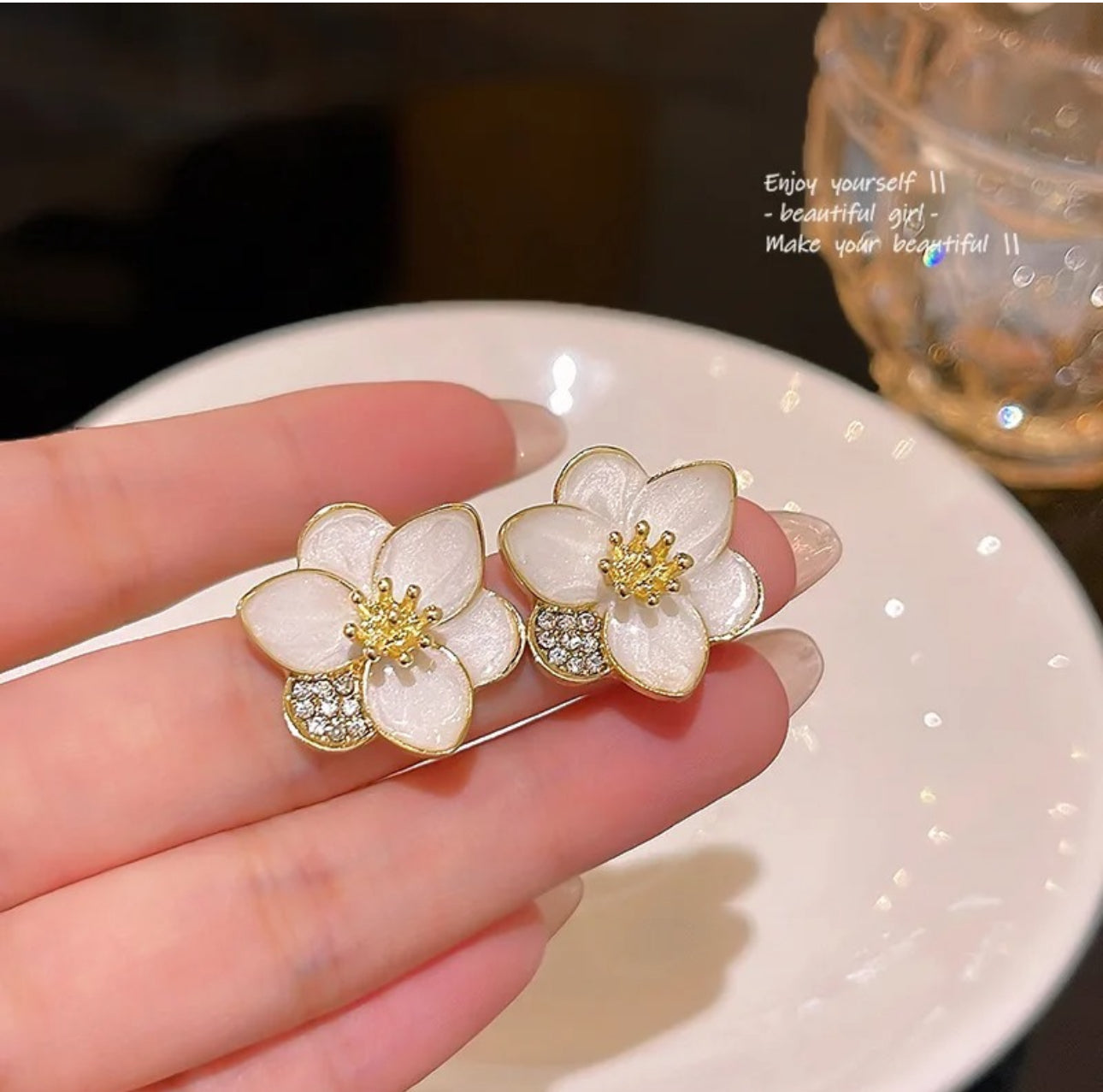 Korean white flower stud earrings
