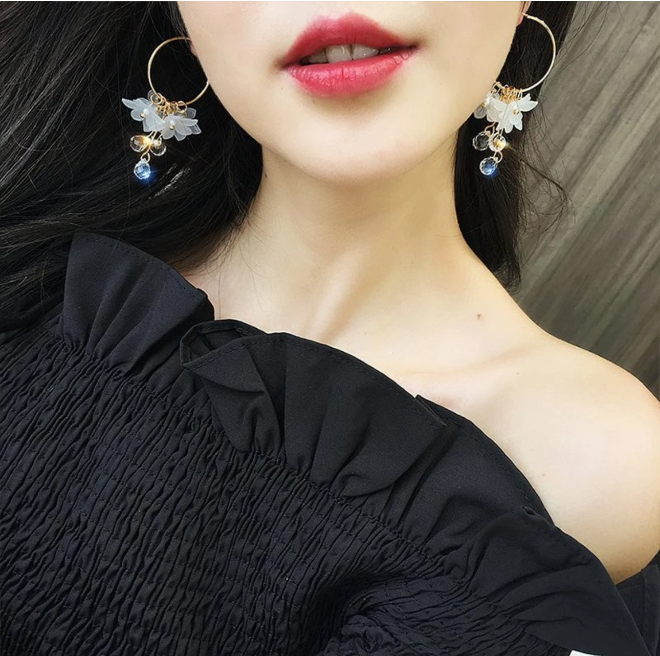 Trendy white flowers Korean crystal hoops