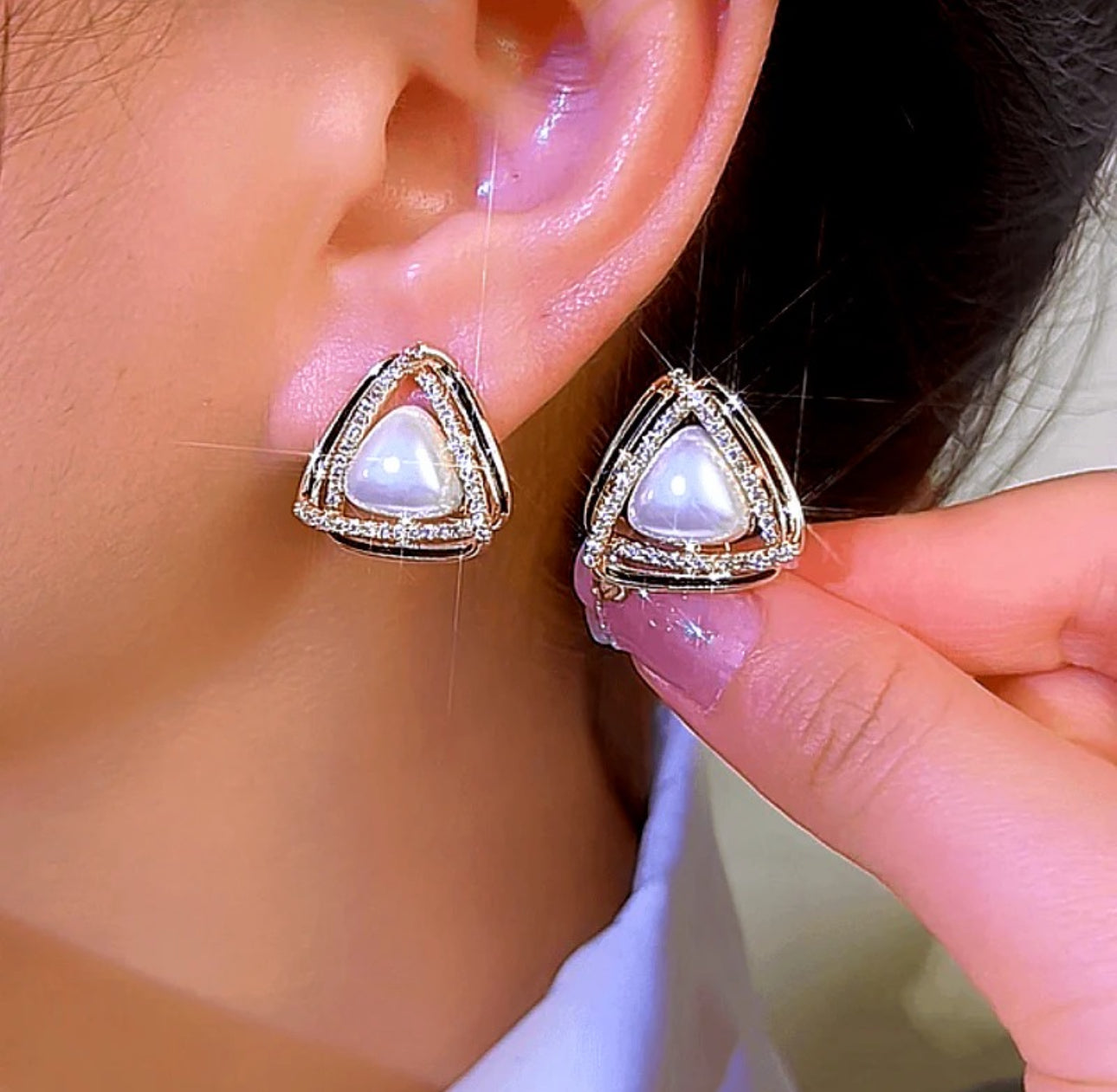 . Awesome rhinestone triangular pearl Studs