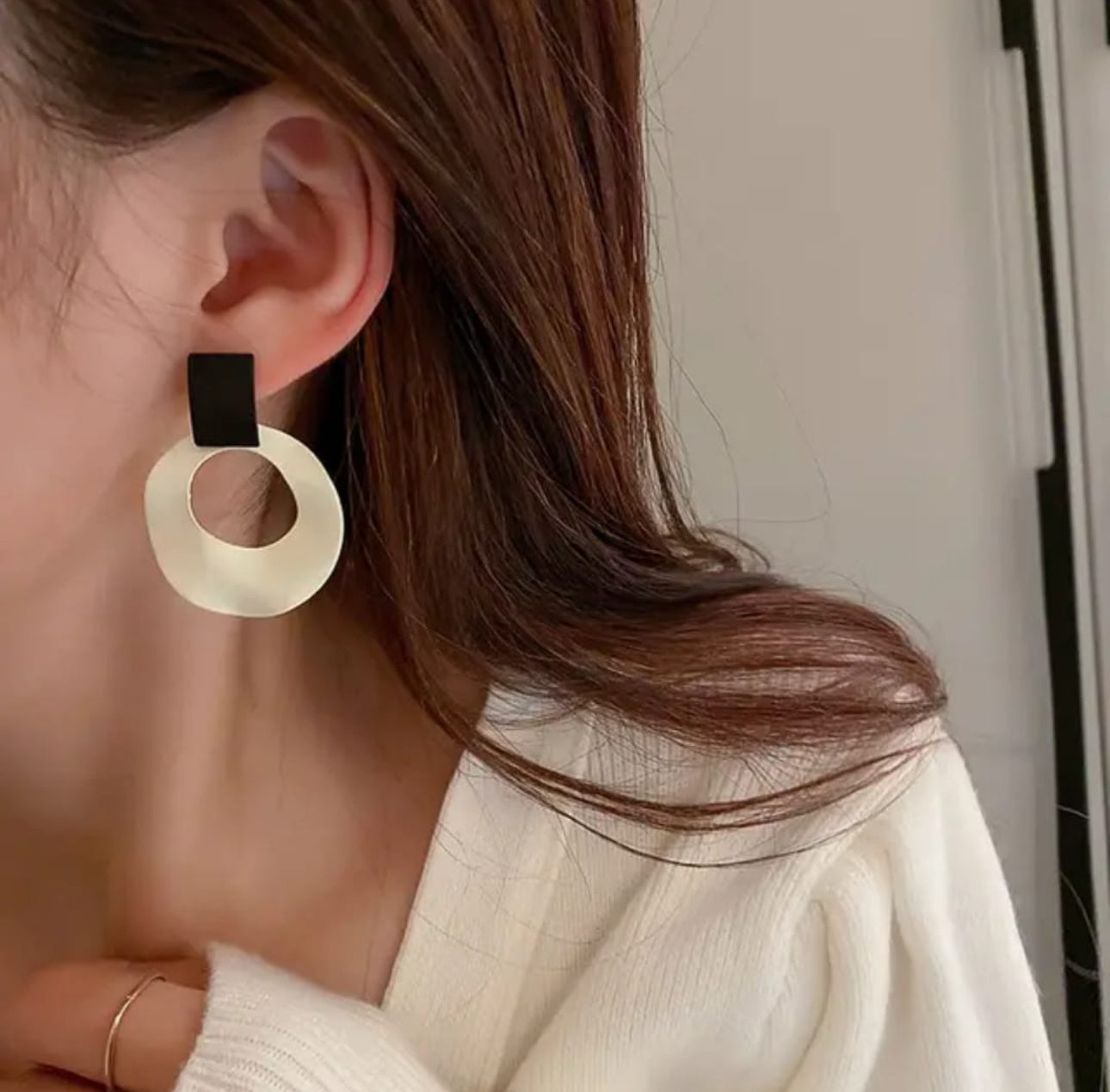 Trendy contrasting Korean stylish earrings