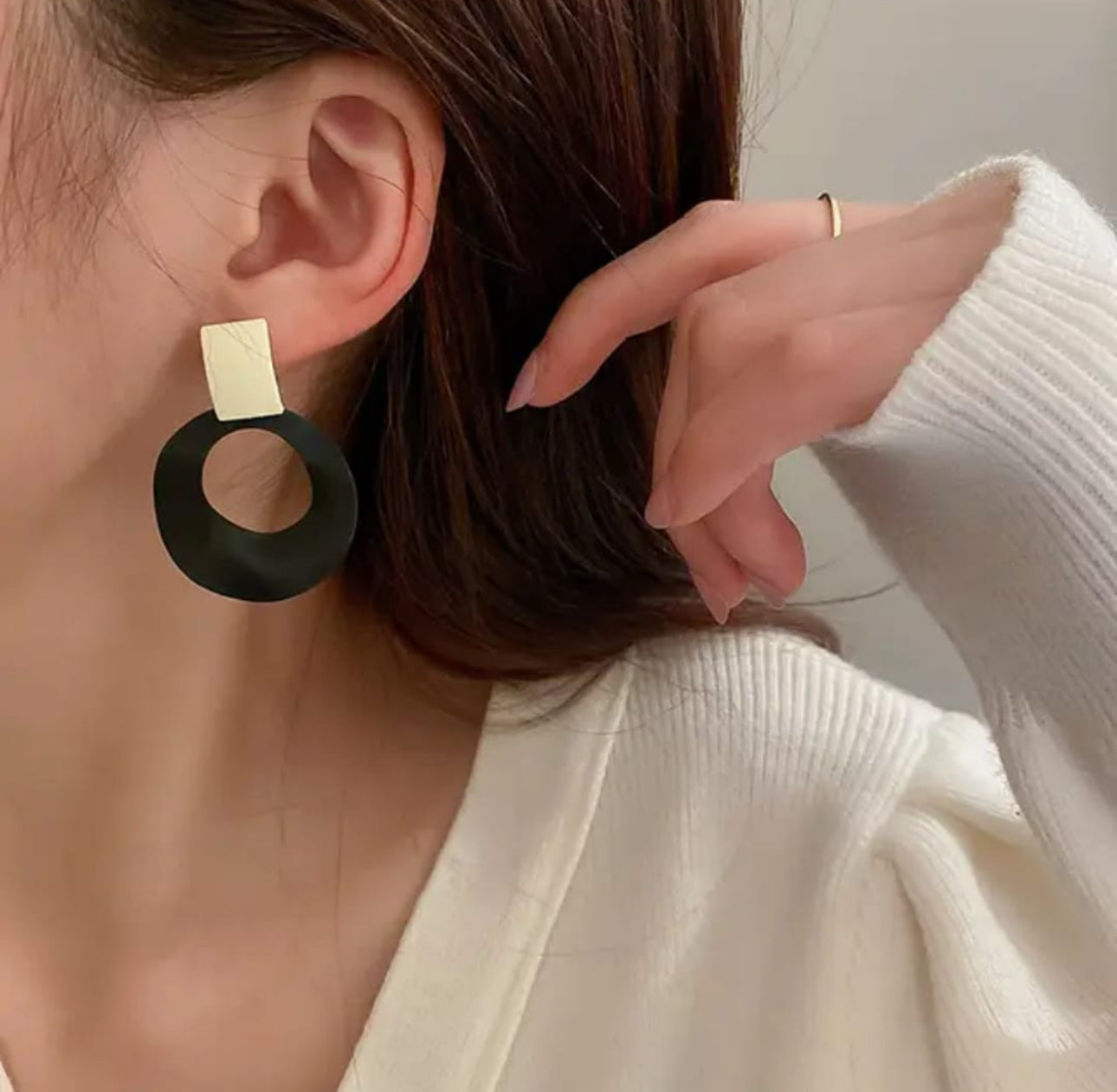 Trendy contrasting Korean stylish earrings