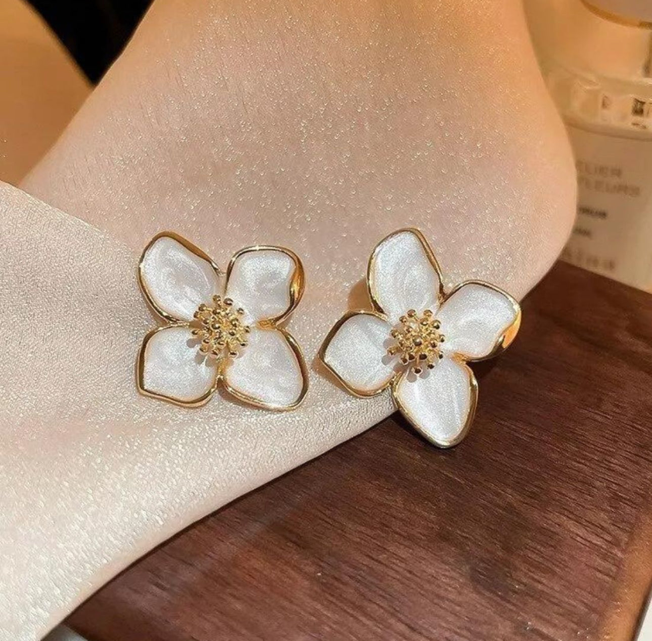 .Amazing White flower stud earrings