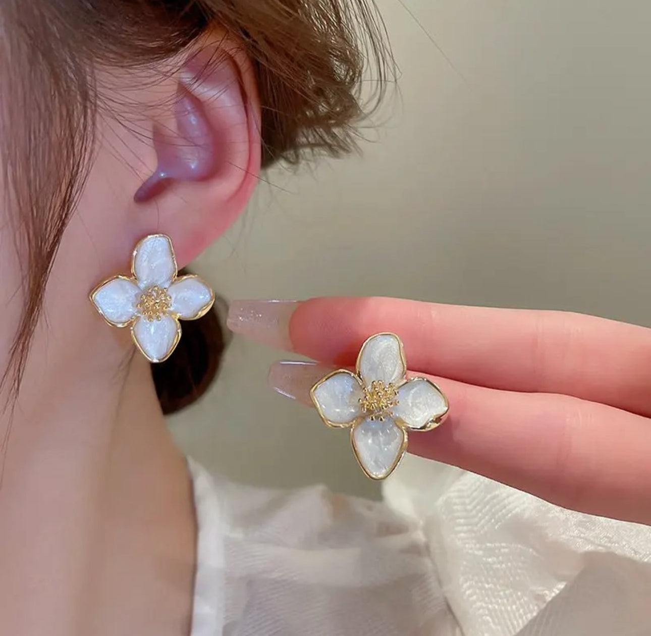.Amazing White flower stud earrings
