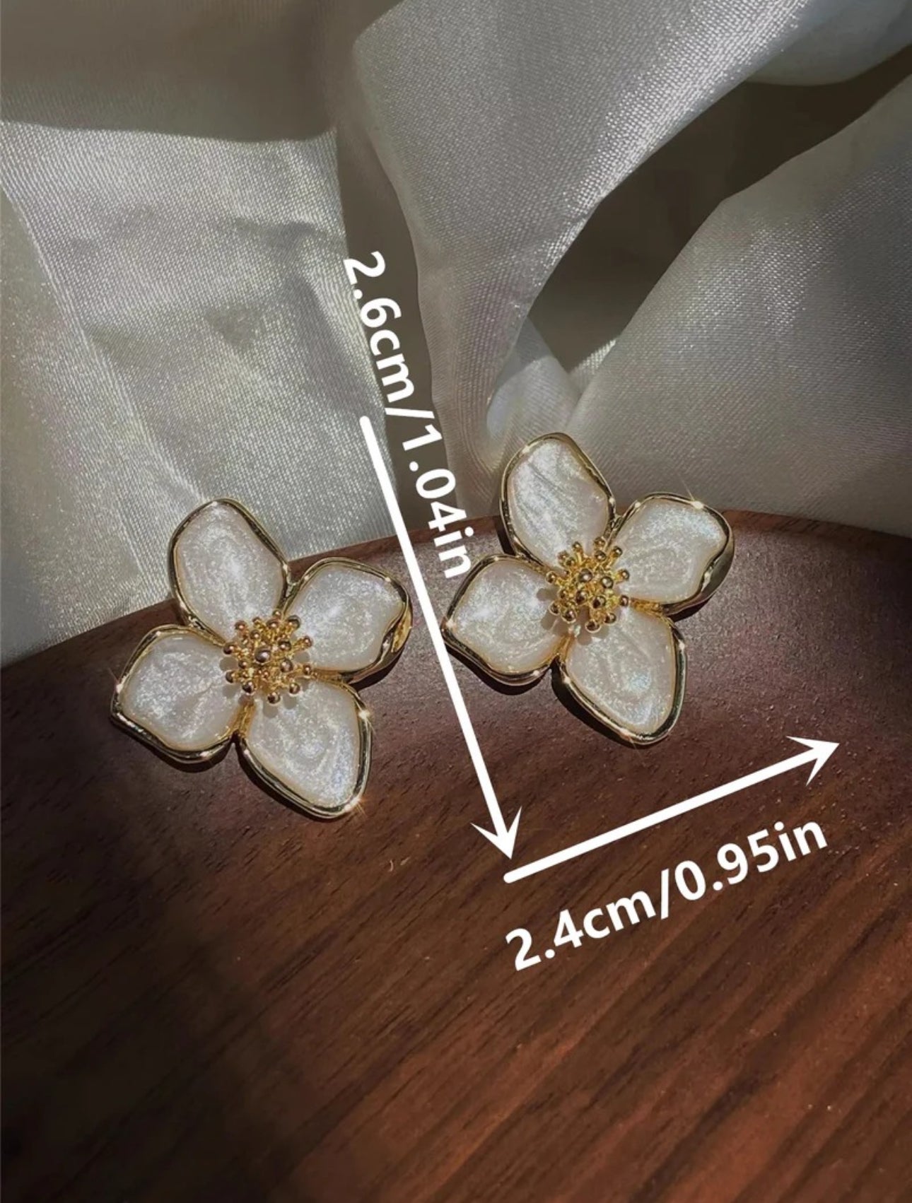 .Amazing White flower stud earrings