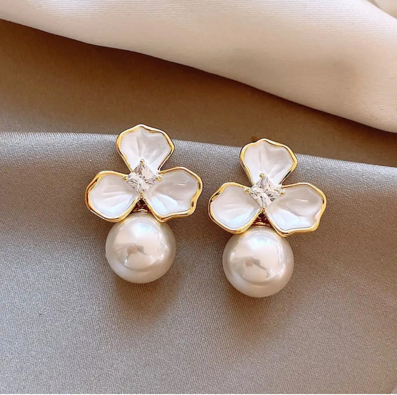 Three leaf flower earrings