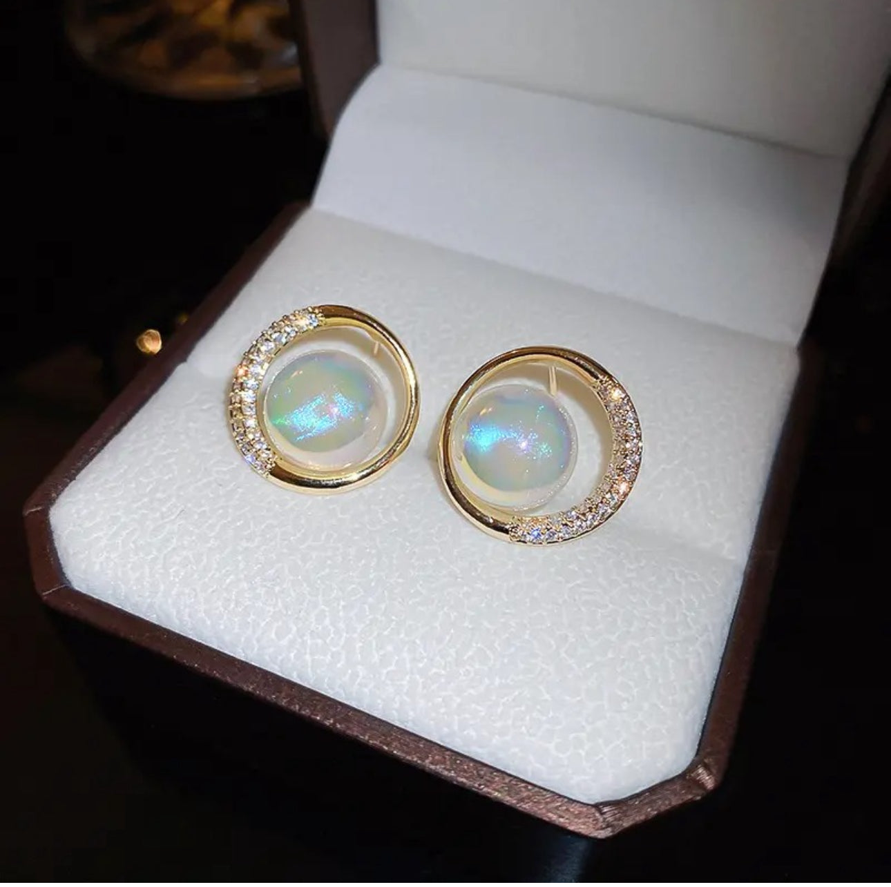 .Exquisite mermaid pearl round stud earrings