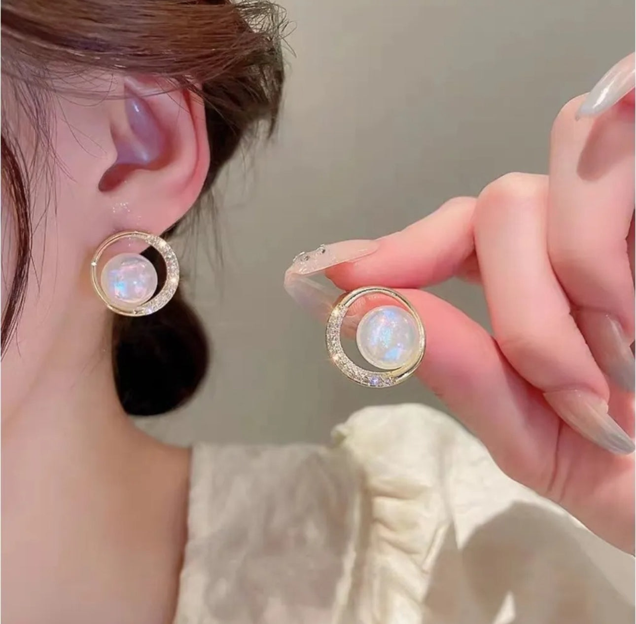 .Exquisite mermaid pearl round stud earrings