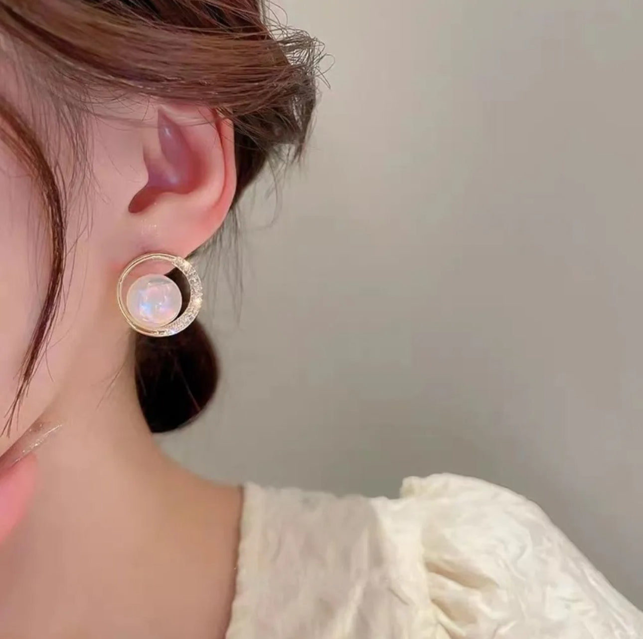 .Exquisite mermaid pearl round stud earrings
