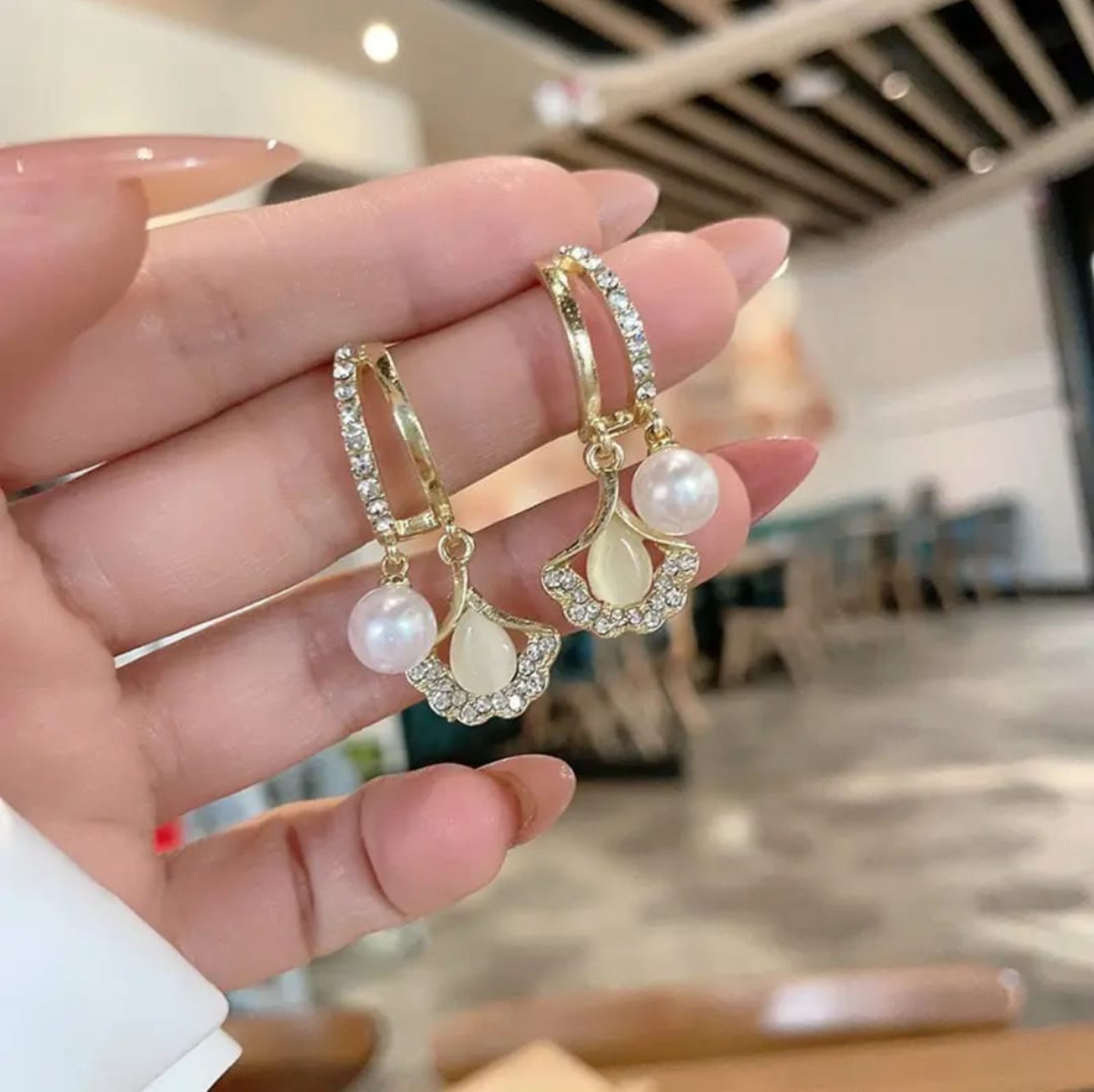 . Amazing crystal rhinestone Korean dangler