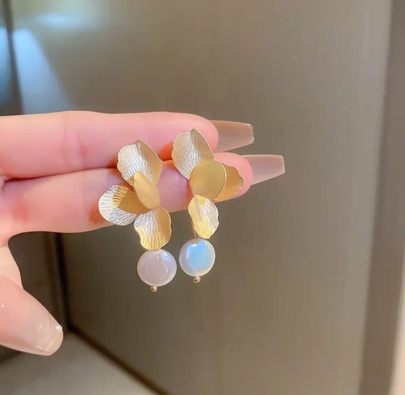 . 3 leaf golden dangle pearl drop earrings
