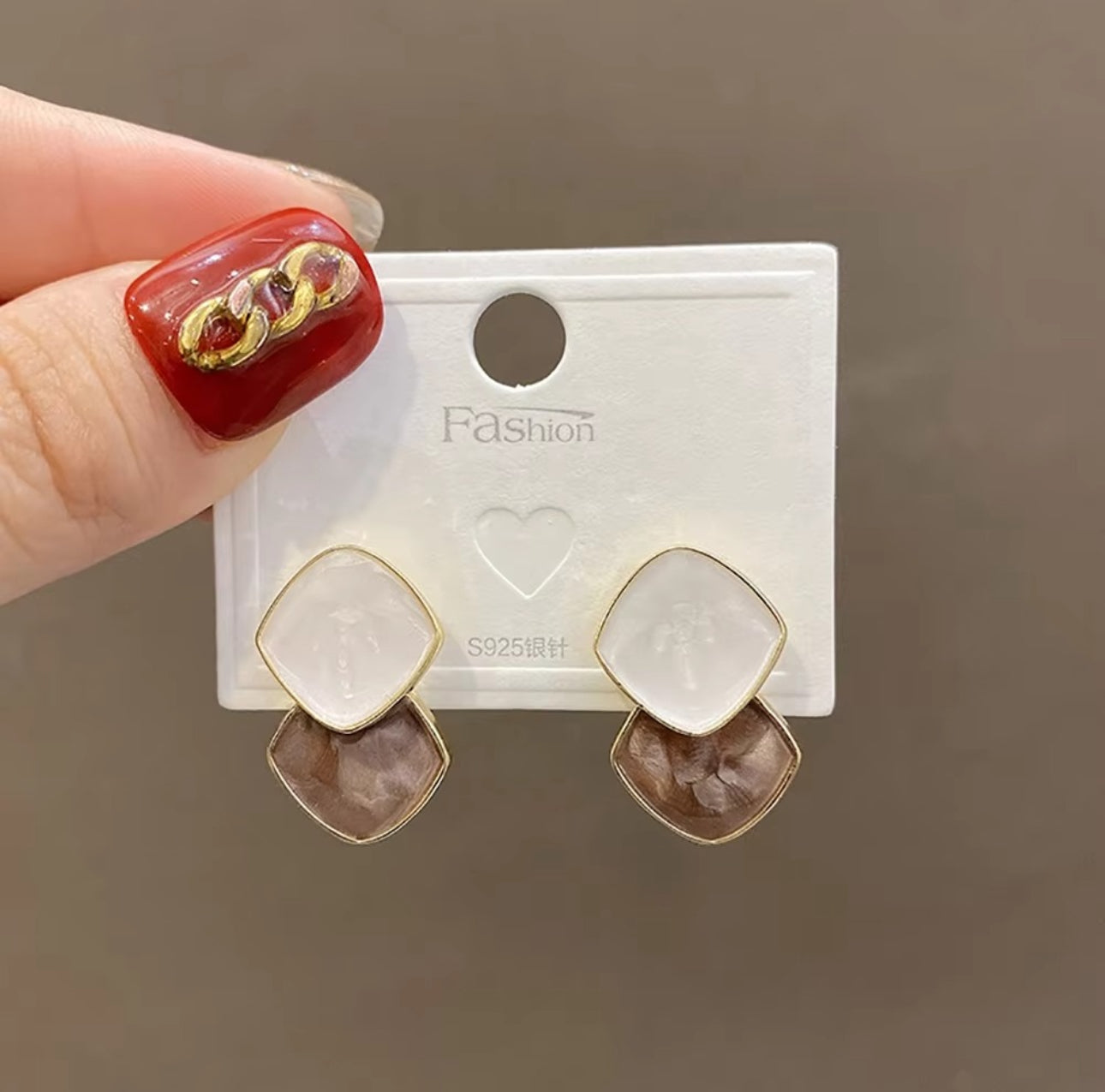 Dual tone enamel geometric studs