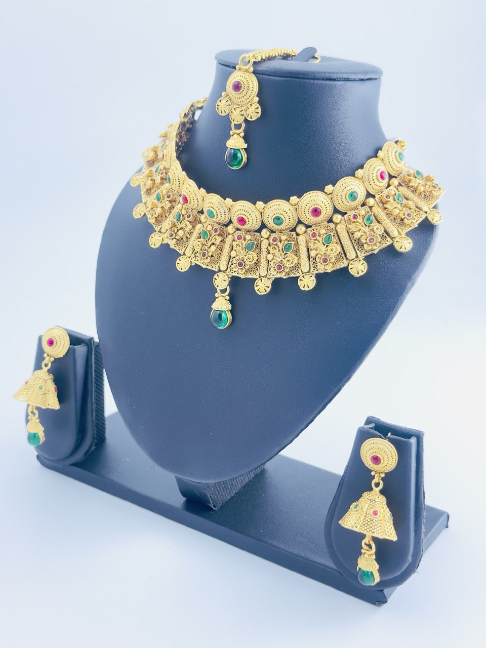 Golden matte jewellery set
