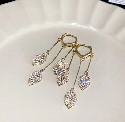 Three stone leafs huggie earrings