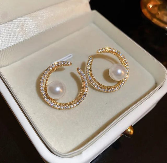 Trendy circular Pearl stud earrings