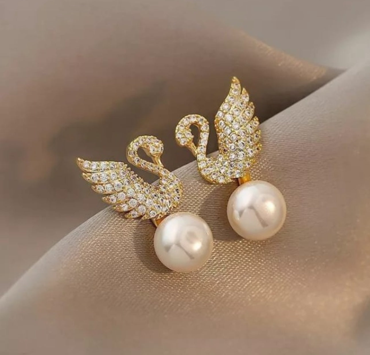 Swan Pearl stud earrings
