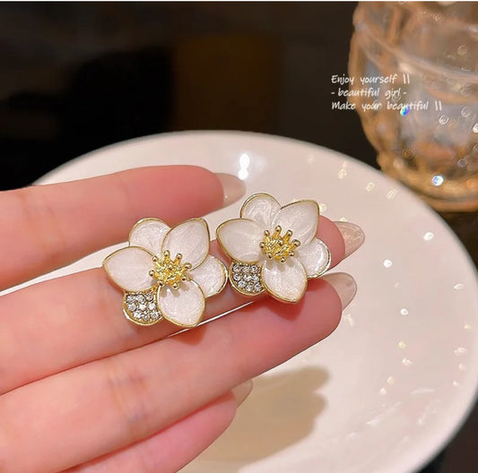 Korean white  flower stud earrings
