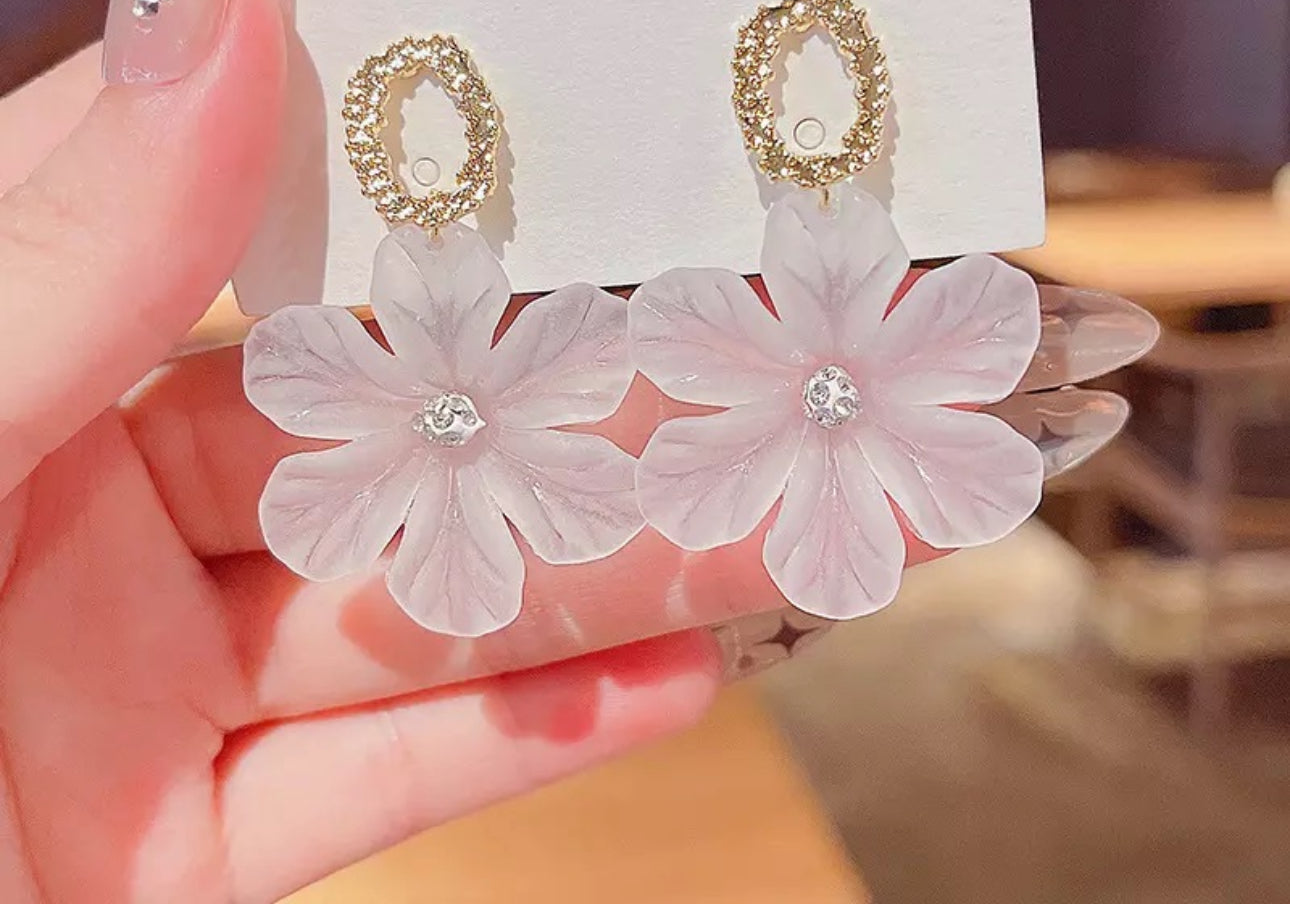 White  flower  dangler Korean  earrings