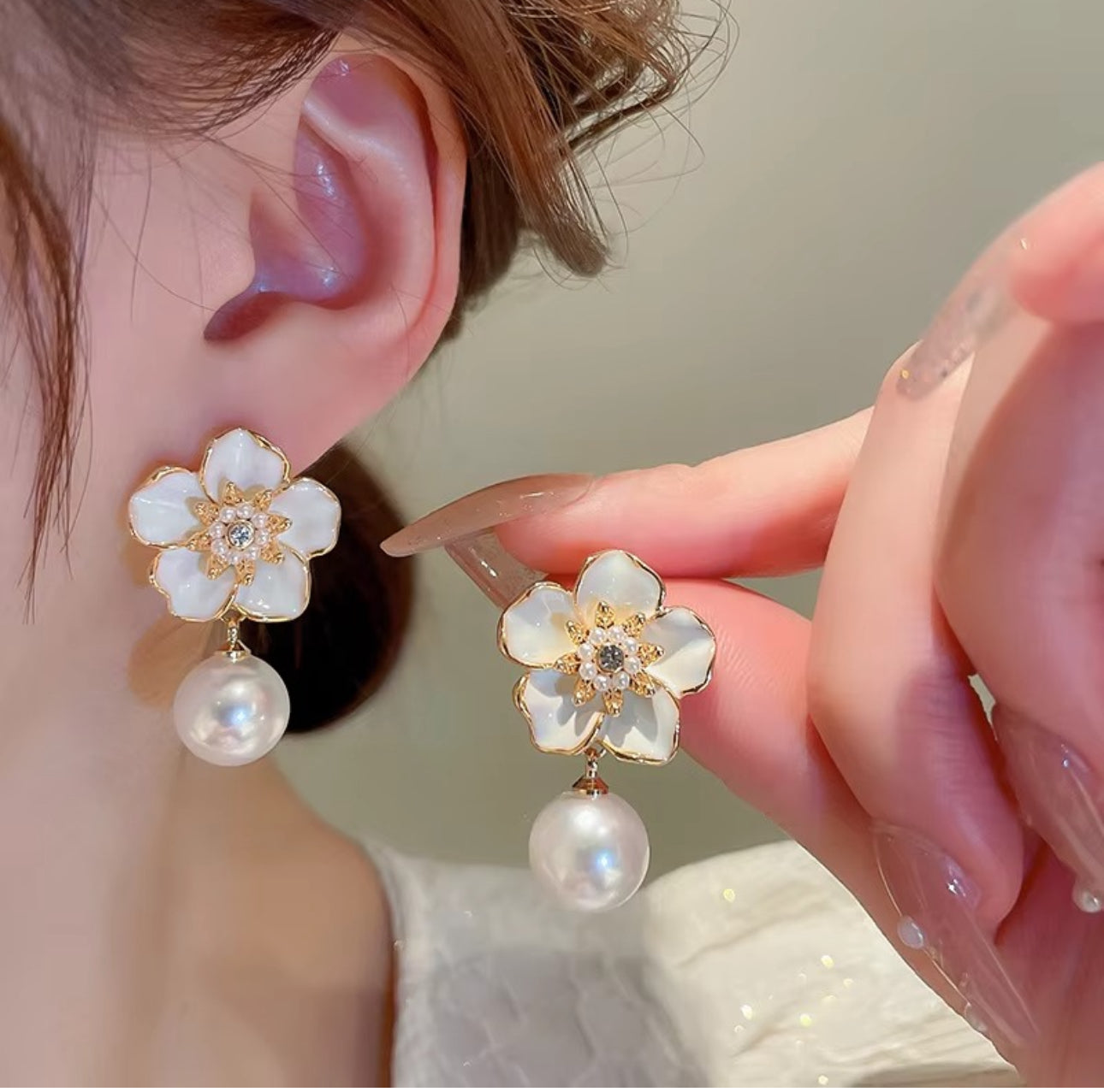 White  enamel flower with pearl drop dangler