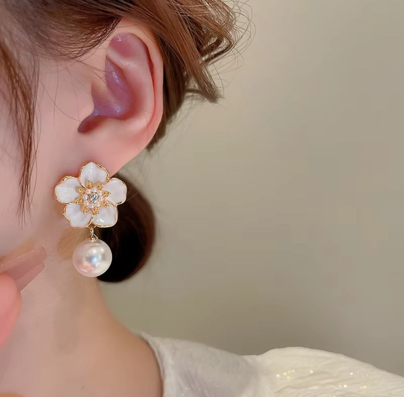 White  enamel flower with pearl drop dangler