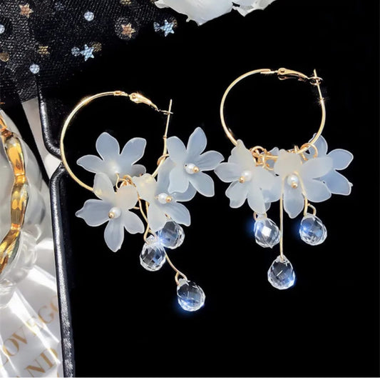 Trendy  white flowers Korean crystal hoops