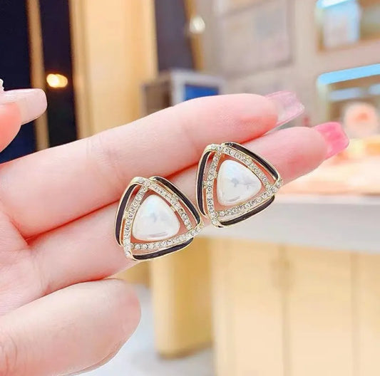 . Awesome rhinestone triangular pearl   Studs