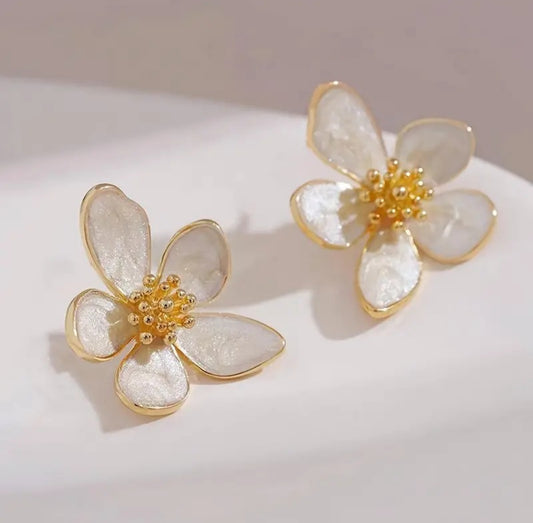 .Amazing  White  flower  stud earrings
