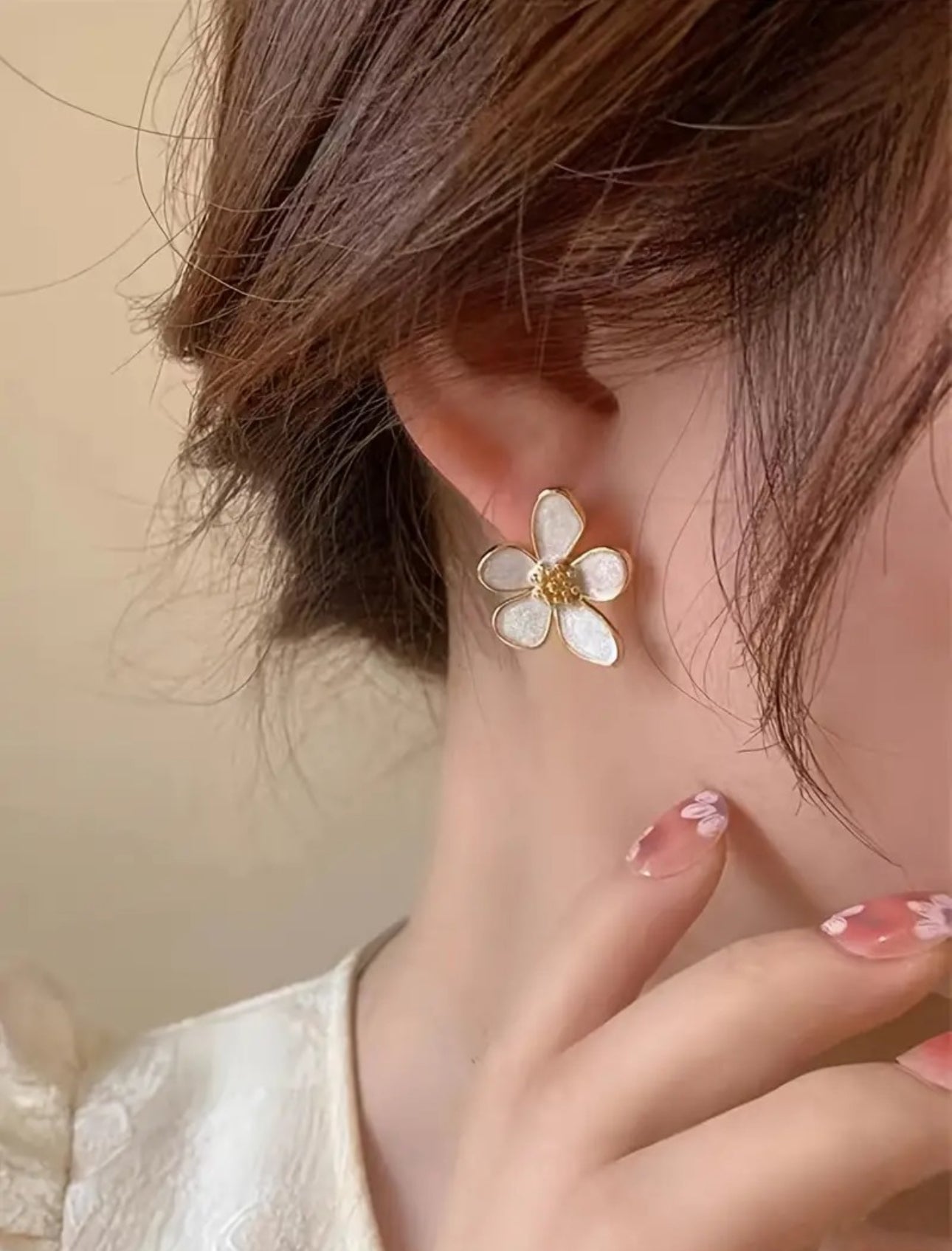 .Amazing  White  flower  stud earrings