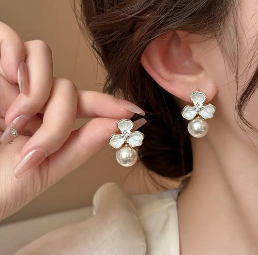 Three leaf flower earrings
