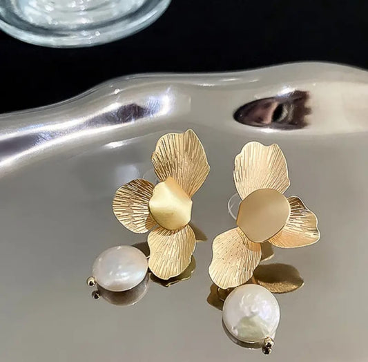 . 3 leaf golden dangle pearl drop earrings