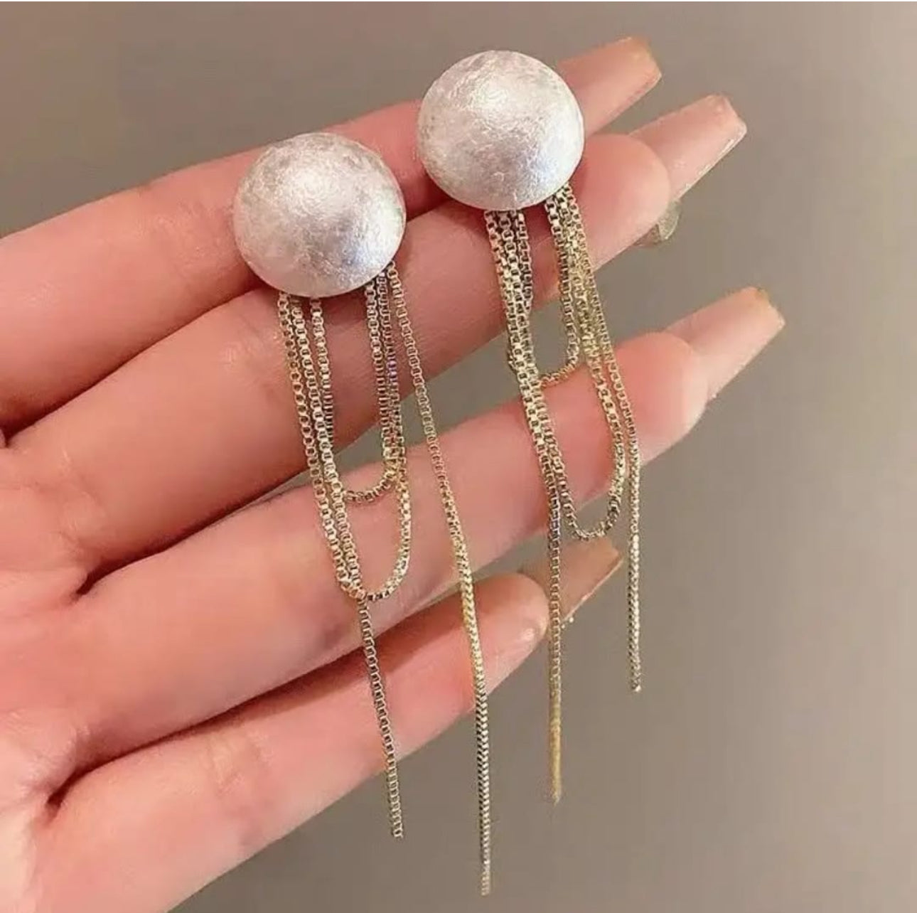 . Amazing Detachable chain Pearl dangler