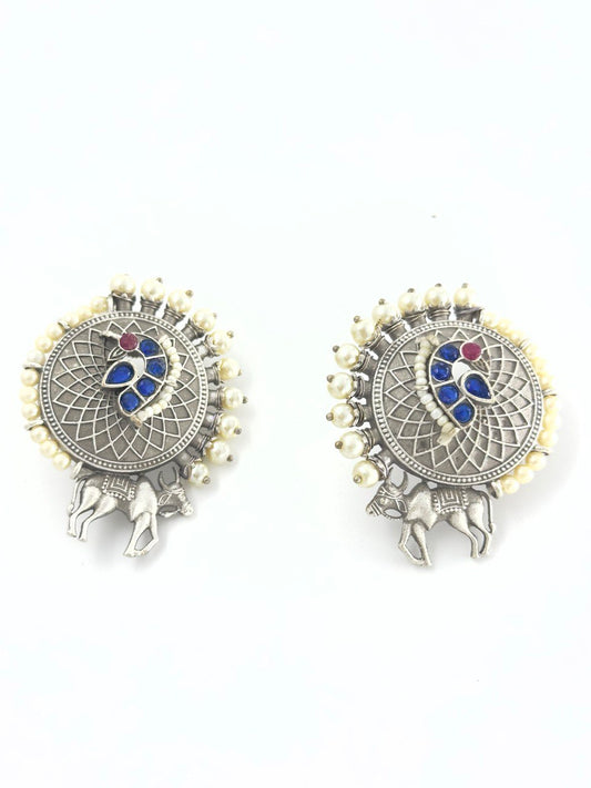 Pearl antique  studs